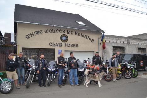 Bârlogul lupilor: Motocicliştii orădeni din clubul White Wolves şi-au deschis o casă nouă, unde îi invită pe toţi cei care le împărtăşesc pasiunea (FOTO)