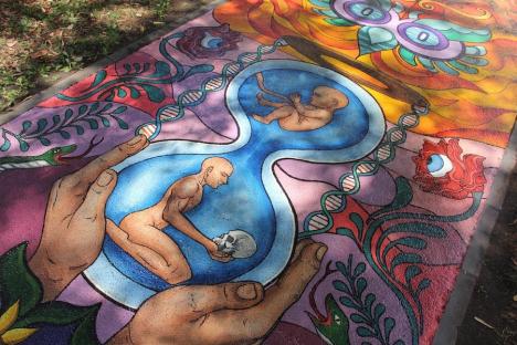 Artistă pe asfalt: Cine este pictorița care a creat mozaicul citadin din Parcul Libertății din Oradea (FOTO)