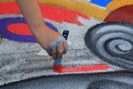 Artistă pe asfalt: Cine este pictorița care a creat mozaicul citadin din Parcul Libertății din Oradea (FOTO)