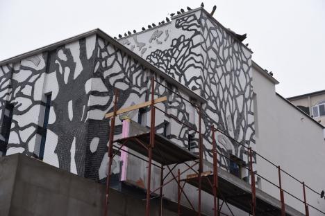 Faţa oraşului: Mozaicul Trei Arbori a reapărut pe faţada fostului cinematograf Patria din Oradea (FOTO)