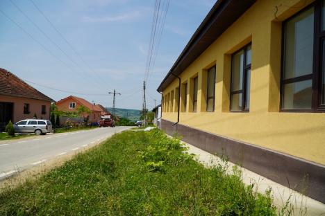 Munca-n zadar: O comună din Bihor toacă fonduri europene și împrumuturi pentru clădiri ce nu folosesc nimănui (FOTO/VIDEO)