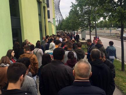 Diaspora votează: Românii din străinătate se înghesuie la urne. La Munchen s-a format o coadă cu circa 1.000 de persoane! (FOTO)