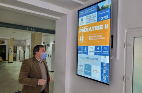 Ghid digital la Spitalul Municipal din Oradea: „tablete” cu ajutorul cărora pacienții pot face programări, dar și reclamații (VIDEO)