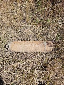 Descoperire nedorită pentru un agricultor din Bihor: Ce a găsit în pământ (FOTO)