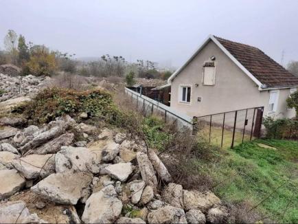 Munte de gunoaie: Un teren din Băile 1 Mai a 'crescut' în înălţime cu câţiva metri, din cauza deşeurilor depozitate clandestin (FOTO)