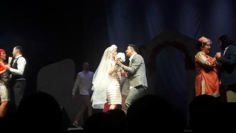 Musicalul Mamma Mia în Oradea: Aproximativ 1000 de persoane au cântat împreună, cucerite de povestea de dragoste dintre Loredana și Cornel Ilie (FOTO / VIDEO)