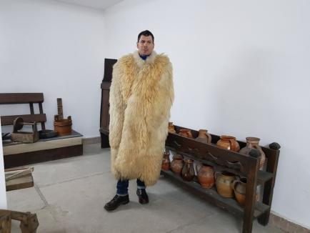 Muzeul frigului: Muzeul din Beiuş îşi primeşte vizitatorii la 2 grade Celsius, fiindcă nu are nicio sursă de căldură (FOTO)