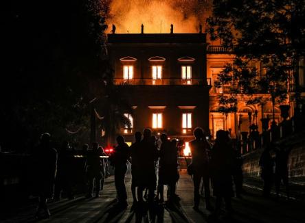 200 de ani de ştiinţă s-au făcut scrum! Incendiu devastator la Muzeul Naţional din Rio de Janeiro (FOTO / VIDEO)