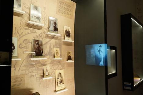 Plimbare prin istorie: Biblia de la Oradea, partituri de Michael Haydn, mărturii ale vizitelor lui Ceaușescu și „Muza pamfletarului”, în noile expoziții de la Muzeul Țării Crișurilor (FOTO/VIDEO)