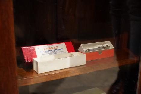 Plimbare prin istorie: Biblia de la Oradea, partituri de Michael Haydn, mărturii ale vizitelor lui Ceaușescu și „Muza pamfletarului”, în noile expoziții de la Muzeul Țării Crișurilor (FOTO/VIDEO)