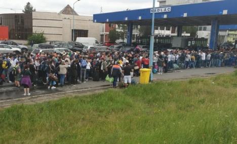 Haosul continuă la vama Nădlac, unde românii aşteaptă înghesuiţi să intre în ţară. Poliţia de Frontieră: Peste 10.000 de oameni au venit în ţară prin Ungaria (VIDEO)