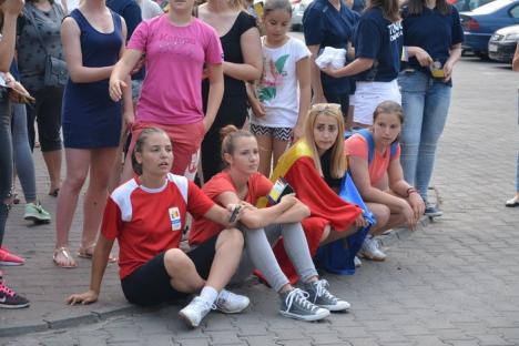 Amintiri cu handbalistele: Orădenii s-au pozat cu fetele din echipa naţională de handbal (FOTO/VIDEO)
