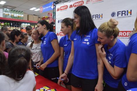 Amintiri cu handbalistele: Orădenii s-au pozat cu fetele din echipa naţională de handbal (FOTO/VIDEO)