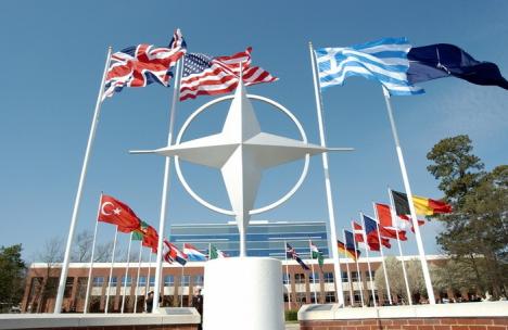 NATO suspendă cooperarea civilă şi militară cu Rusia