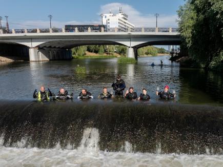 Scafandrii au intrat în Crișul Repede, în Oradea, ca să scoată gunoaiele aruncate în râu. Ce au găsit pe fundul apei (FOTO/VIDEO)