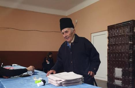Exemplul lui nea Vasile, dintr-un sat bihorean fără secţie de vot: La 85 de ani, a mers cu o „ocazie” la vot, pentru „mama Românie”