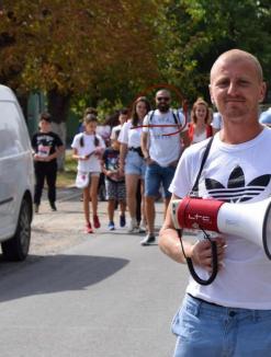 Profesorul de la Liceul Sportiv Bihorul care a protestat împotriva măștilor, prezent la o acţiune electorală a PSD, cu elevi de-ai săi (FOTO)