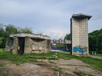 Ne enervează: O clădire din Parcul Brătianu din Oradea, pericol pentru cetățeni (FOTO)