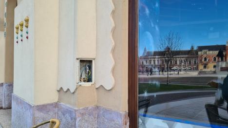 Ne enervează: Palatul Vulturul Negru din Oradea are un aspect tot mai neîngrijit (FOTO)