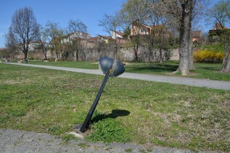 Ne enervează: Distrugerile din parcul dendrologic al Cetăţii Oradea (FOTO)