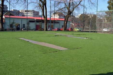 Zgârcenia dăunează: Rămas fără pază, un parc din Oradea este vandalizat (FOTO)