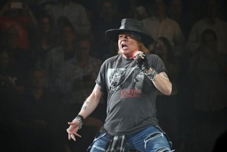 Axl Rose, liderul rockerilor de la Guns N' Roses, s-a prăbuşit pe scenă sub ochii fanilor