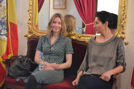 Vizită în Oradea: Autoarea britanică Nicola Wilson, încântată de felul în care piesa 'Noduri şi plăci' a fost pusă în scenă la Teatrul Regina Maria