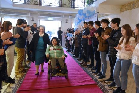 Au strălucit! Zeci de persoane cu dizabilități au avut parte de o noapte specială la Oradea, la un eveniment organizat în premieră pentru România (FOTO / VIDEO)