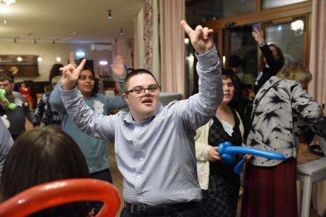 Au strălucit! Zeci de persoane cu dizabilități au avut parte de o noapte specială la Oradea, la un eveniment organizat în premieră pentru România (FOTO / VIDEO)