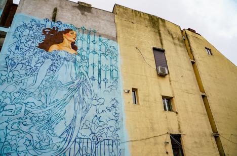Nimfe la zid: Ce se ascunde în spatele picturii atractive din strada Tudor Vladimirescu (FOTO)