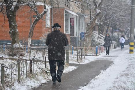 RER, pe străzi! Echipajele de deszăpezire împrăştie materiale antiderapante (FOTO)