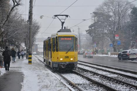 RER, pe străzi! Echipajele de deszăpezire împrăştie materiale antiderapante (FOTO)