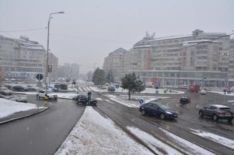 RER, pe străzi! Echipajele de deszăpezire împrăştie materiale antiderapante (FOTO)