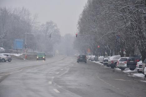 RER, pe străzi! Echipajele de deszăpezire împrăştie materiale antiderapante (FOTO)