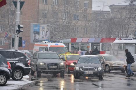 RER, pe străzi! Echipajele de deszăpezire împrăştie materiale antiderapante (FOTO)