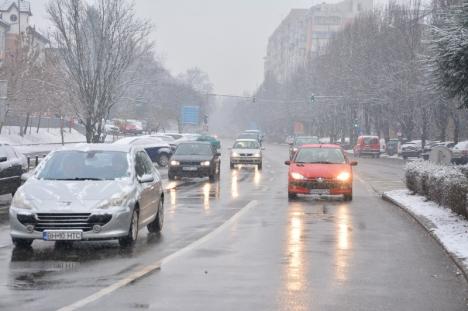 RER, pe străzi! Echipajele de deszăpezire împrăştie materiale antiderapante (FOTO)