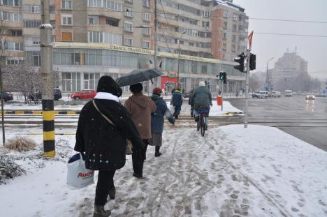 RER, pe străzi! Echipajele de deszăpezire împrăştie materiale antiderapante (FOTO)