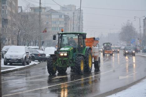 RER, pe străzi! Echipajele de deszăpezire împrăştie materiale antiderapante (FOTO)