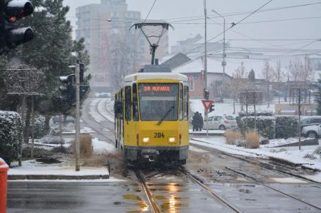 RER, pe străzi! Echipajele de deszăpezire împrăştie materiale antiderapante (FOTO)