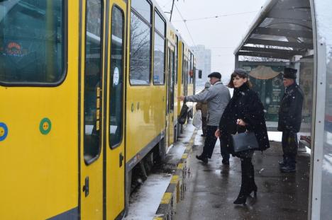 RER, pe străzi! Echipajele de deszăpezire împrăştie materiale antiderapante (FOTO)