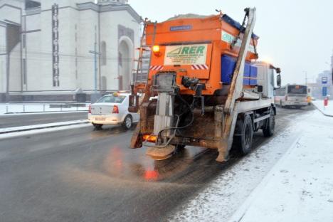 Oradea albă: Ninsoarea viscolită a scos utilajele RER pe străzi (FOTO)