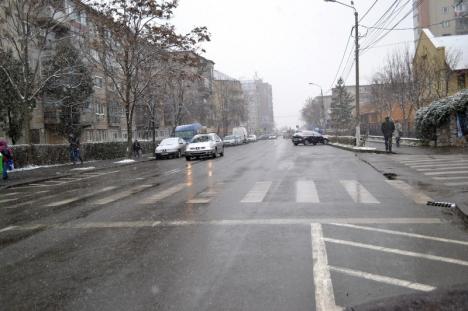 Ninsoare peste Oradea: Utilajele şi muncitorii RER au ieşit la deszăpezit (FOTO)
