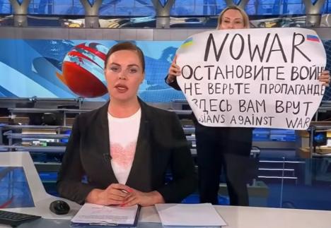 'Opriți războiul!': O jurnalistă din Rusia a protestat în direct, la postul național de televiziune. Riscă 15 ani de închisoare (VIDEO)