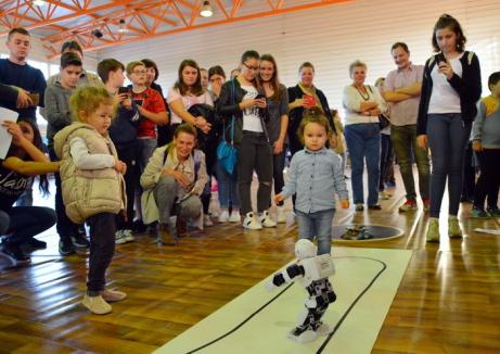 Noaptea Cercetătorilor la Universitatea din Oradea: Vedetele expoziţiei au fost un roboţel care imită oamenii şi o cutie 'magică', unde apa... urcă (FOTO/VIDEO)