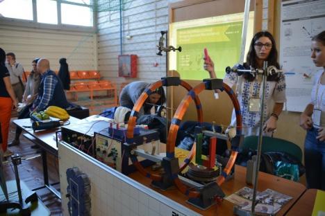 Noaptea Cercetătorilor la Universitatea din Oradea: Vedetele expoziţiei au fost un roboţel care imită oamenii şi o cutie 'magică', unde apa... urcă (FOTO/VIDEO)