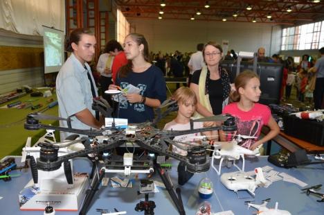 Noaptea cercetătorilor, cu roboţi mobili şi drone, la Universitatea din Oradea (FOTO)