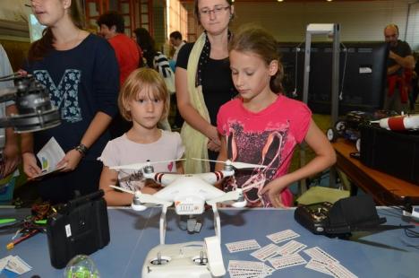 Noaptea cercetătorilor, cu roboţi mobili şi drone, la Universitatea din Oradea (FOTO)