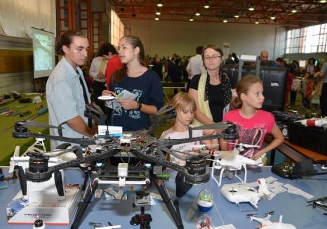 Noaptea cercetătorilor, cu roboţi mobili şi drone, la Universitatea din Oradea (FOTO)