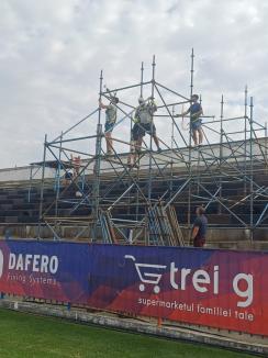A început montarea instalaţiei de nocturnă la Stadionul „Iuliu Bodola” (FOTO)
