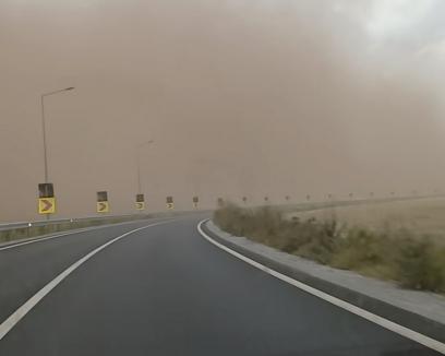 Fenomen bizar la Sântandrei: Nor de praf, vizibil de la kilometri depărtare (FOTO/VIDEO)